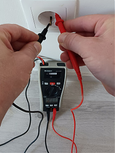 Power Search - Sometimes, even in a brand new apartment, not all sockets have power.In such cases, an intensive hunt begins to find where the wire has been broken.